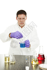 科学家在他的实验室里混杂一个化合物孤立在白色上图片