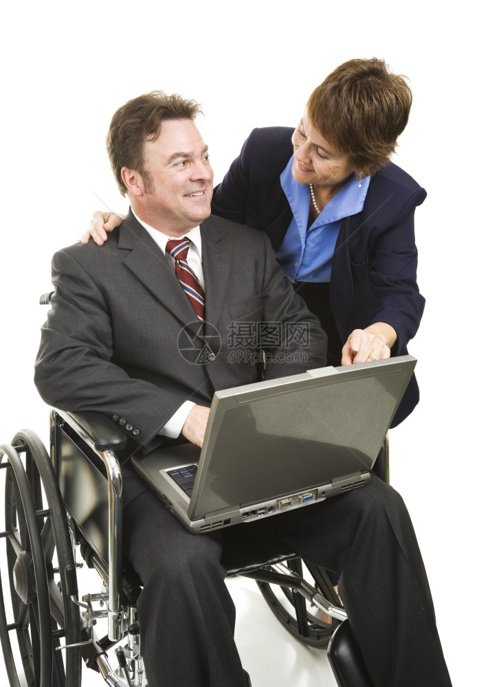 残疾商人在同事的帮助下使用笔记本电脑孤立在白色上图片