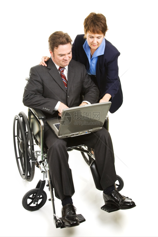 同事用笔记本电脑帮助一个残疾人全身体被白的隔离图片