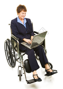 残疾女商人在她笔记本电脑上打字时微笑全身都是白的图片