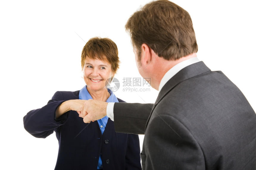 成熟的女商人对男同事拳打脚踢孤立于白人图片