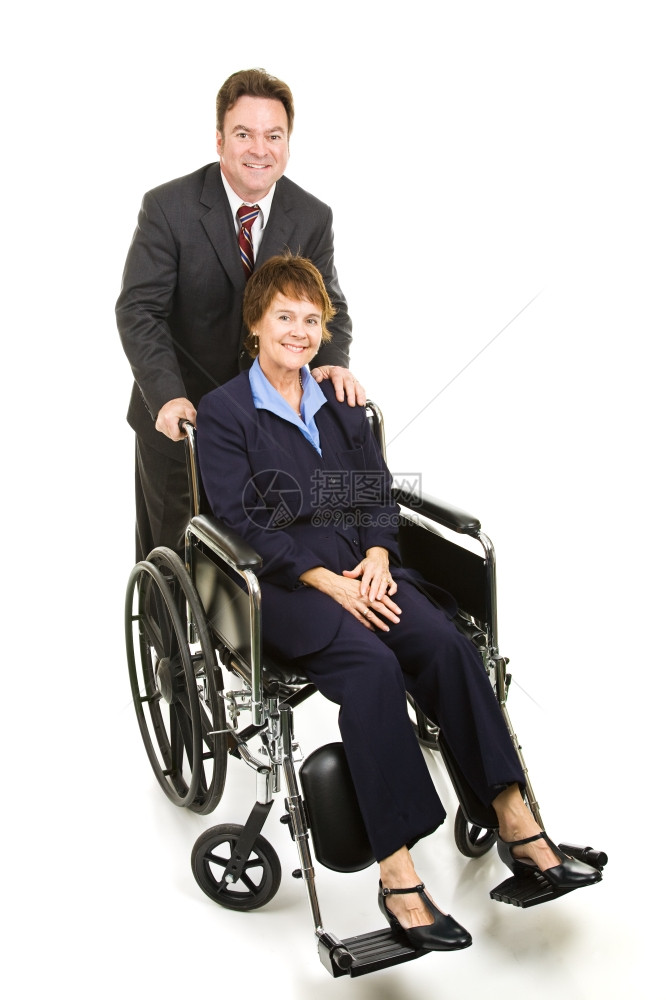 商人推着残疾女坐在轮椅上全身被隔离图片