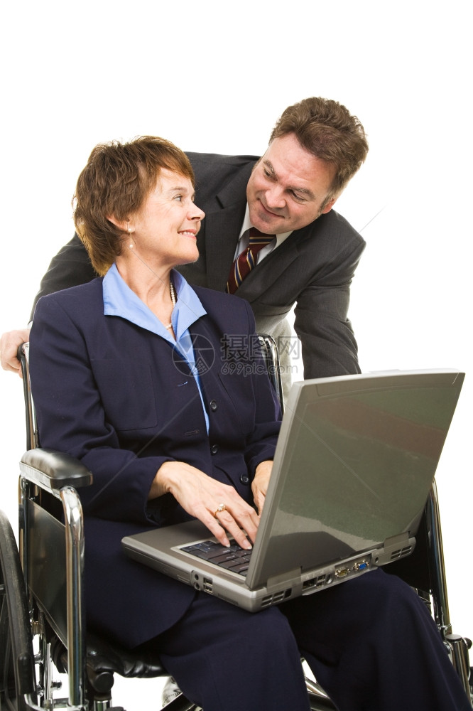 手持笔记本电脑的残疾女商人和她的上司在交谈白纸字孤立无援图片