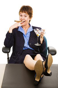 成功的女商人用鸡尾酒和雪茄放松孤立无援图片