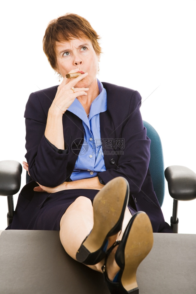 成年女商人抽雪茄在桌子上用脚思考孤立于白种人图片