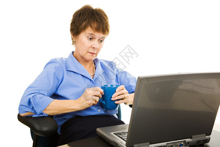 忧郁的女商人盯着她电脑看孤立在白色上图片