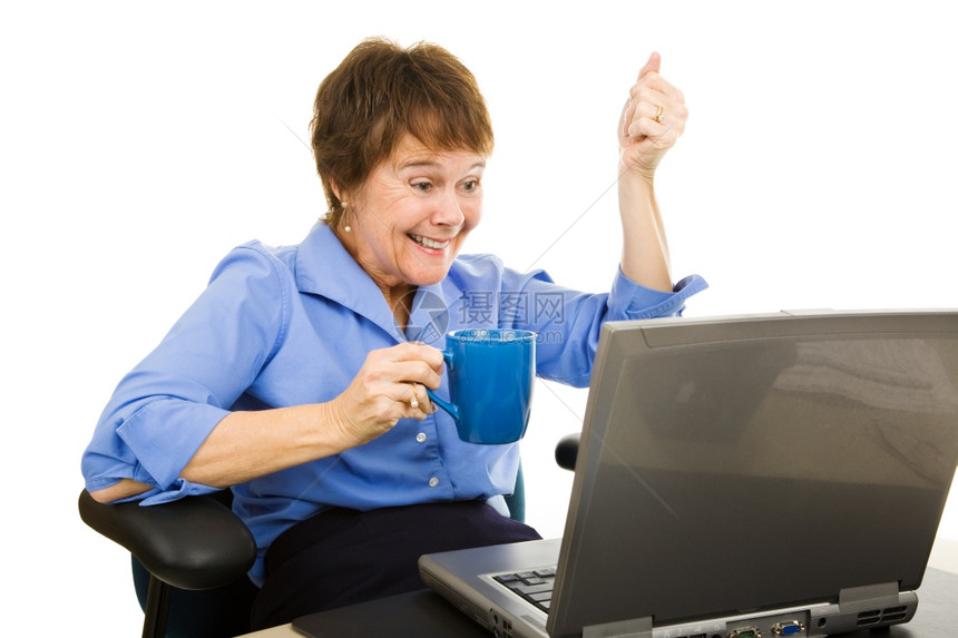 女在互联网上喝咖啡和阅读令人兴奋的消息图片