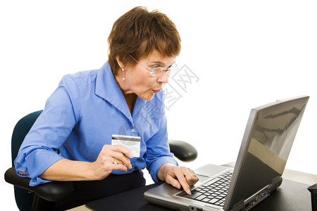 成熟的女人在网上找到便宜的购物孤立于白人图片