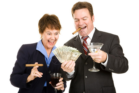 生意伙伴在抽雪茄和喝鸡尾酒时拿着一大笔现金孤立无援图片