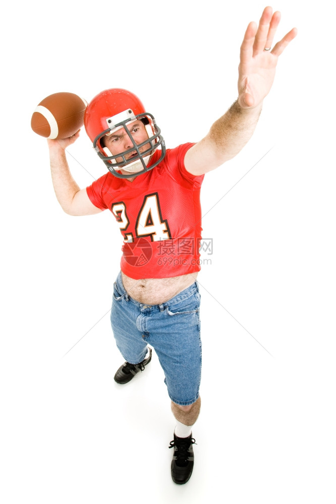 身穿高中足球制服的年男子准备扔长途球图片