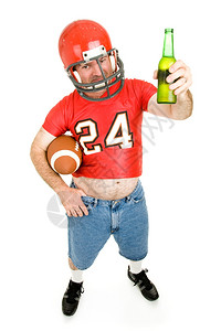 穿旧足球制服的中年人喝着冰啤酒全身被隔离高清图片