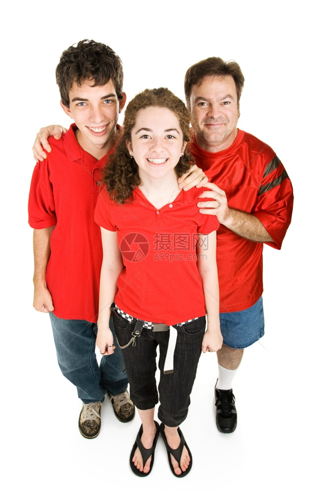 年轻夫妇和女孩父亲穿红色衣服支持他们最喜欢的运动队图片