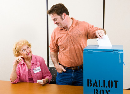 男乡下选民在举志愿者眼皮底下投票图片