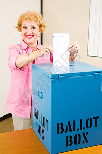 高级妇女在选举中投票图片