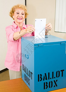 参加投票的资深女在投票箱中背景图片