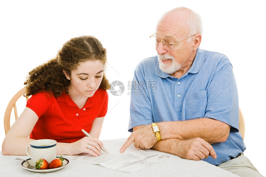 祖父帮助少女填写文件缺席选票图片