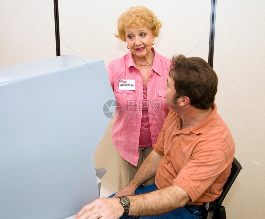 高级女志愿者向选民解释新投票机图片