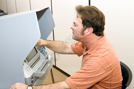 男人在触摸屏幕投票机上图片