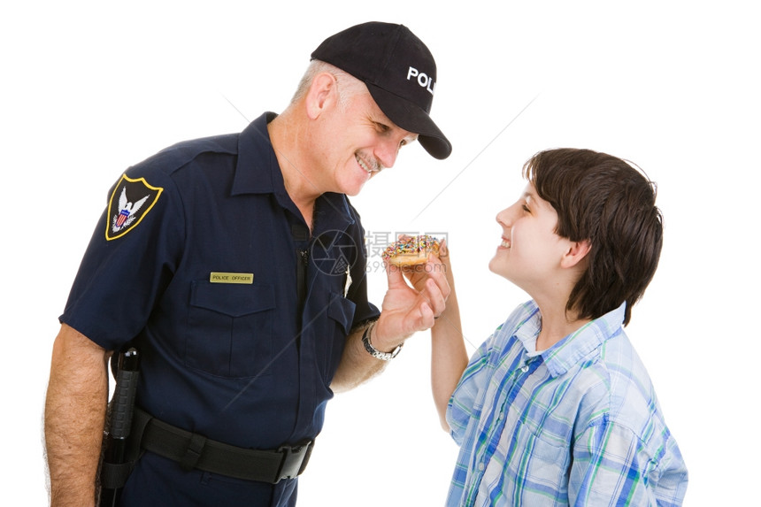 青少年男孩给一个友善的警官甜圈孤立在白人身上图片