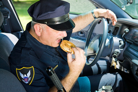 警官在车里从甜圈拿了点钱图片