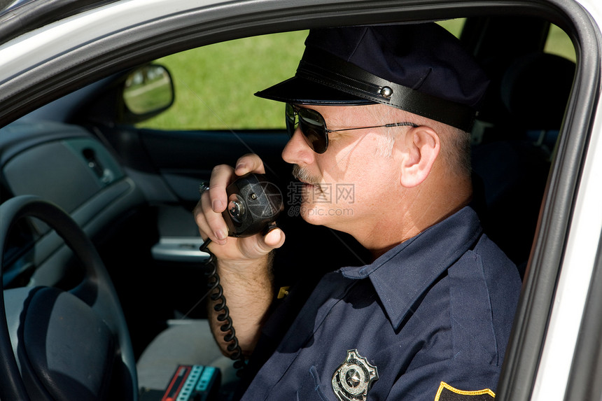 警车上的官在无线电上讲话特查视线图片