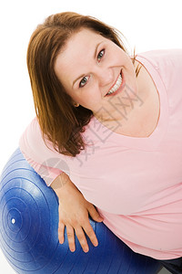 美丽的加体型女人躺在她小球上白色背景背景图片