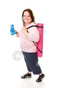 在她去健身房的路上带着瑜伽垫和水瓶的外形模型全身都是白色的图片