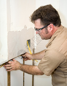 电工在隔热墙上安装电线重点是工根据行业守则和安全标准真实确地描述内容图片