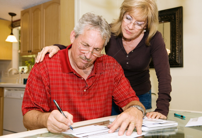 陷入财务困境的夫妇正在填写贷款申请表图片