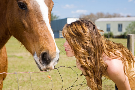 少女在鼻子上亲吻她的马图片