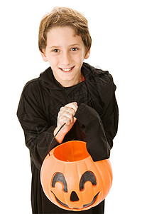 小男孩抬着水桶穿在万圣节的可敬小男孩准备耍花招或治疗孤立的白种人背景