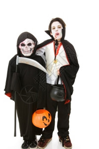 两个男孩在万圣节时装扮成怪物全身被白色隔离高清图片