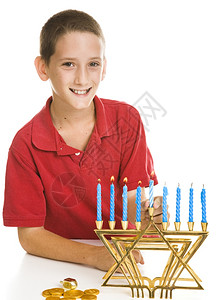 小男孩在月经上点燃蜡烛庆祝Chanukah图片