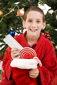 可爱的小男孩打开圣诞丝袜图片