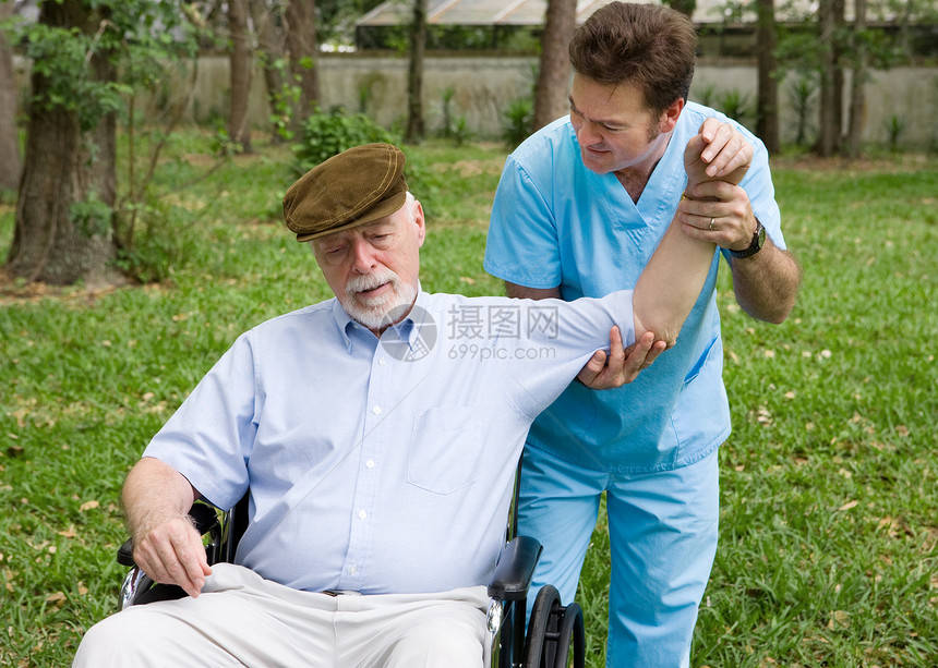 身体治疗师在户外和高龄男子一起工作在新鲜空气中图片