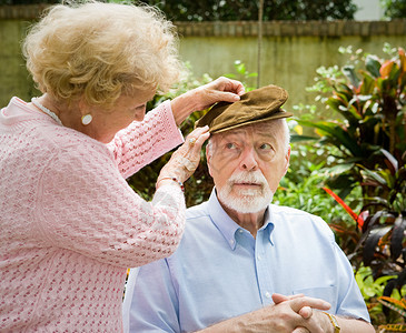 爱妻照顾老年丈夫患有阿尔茨海默病背景