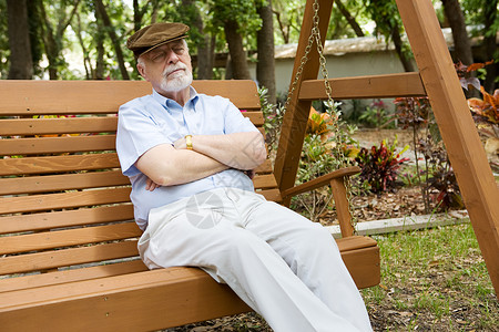老人在公园里闭着眼睛放松图片