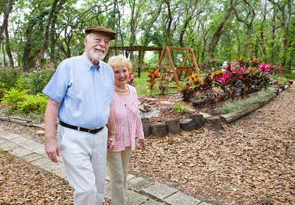 快乐的老年夫妇在公园散步的下午图片