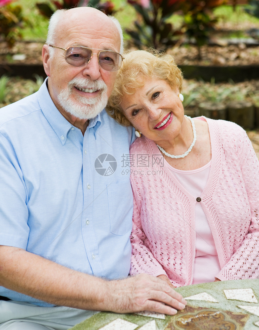 在户外相爱的老年情侣图片