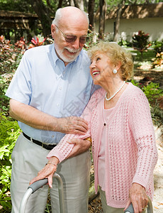老年残疾妇女在丈夫帮助她走路时对丈夫的表情令人羡慕图片