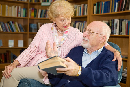老年男女一起阅读和讨论图片