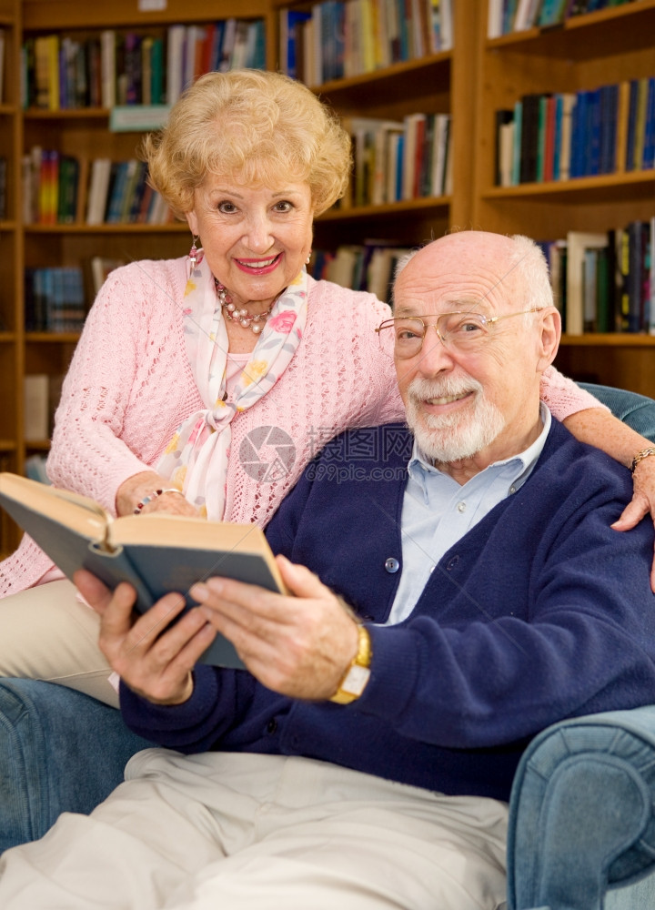 快乐的老年情侣在图书馆读书图片