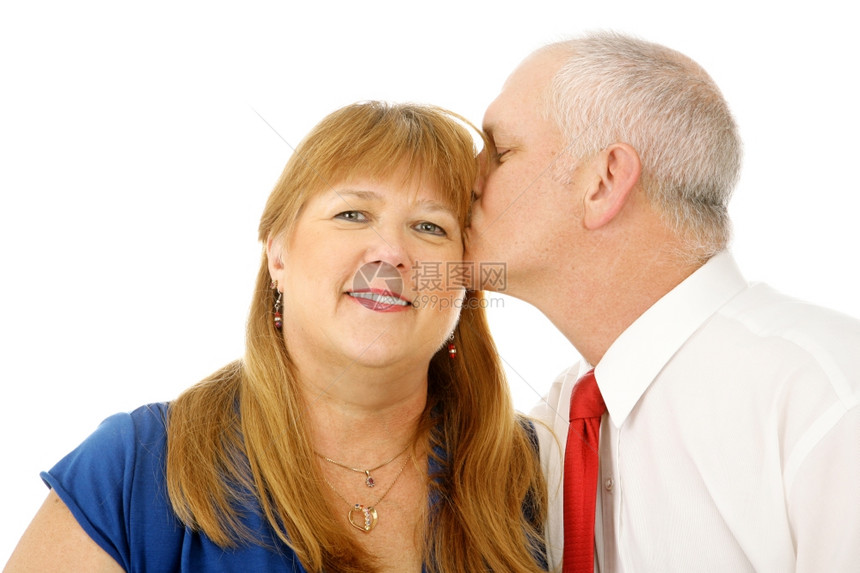 美丽的成熟女人在她丈夫的脸颊上接吻孤立在白色上图片