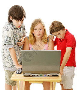 电脑上有三个孩子着严重和混乱的表达方式孤立在白色上图片