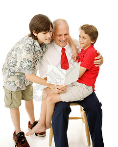 两个可爱的男孩在看给父亲的贺卡孤立白人图片