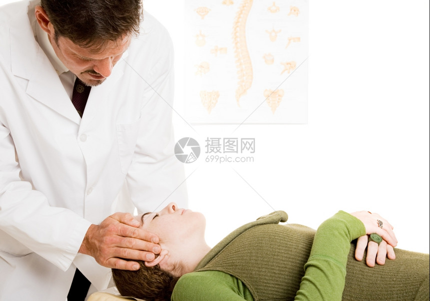 医生轻地调整病人在办公室的颈部图片