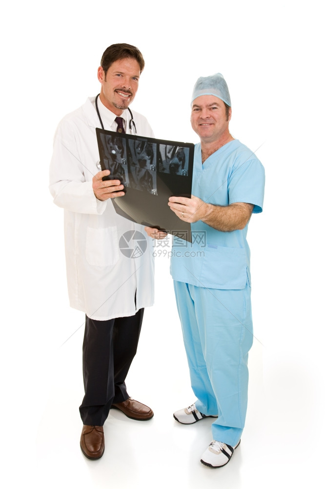 医生和外科一起检查核磁共振测试结果全身都是白的图片
