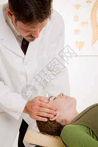 在办公室探访时轻地调整病人的脖子图片