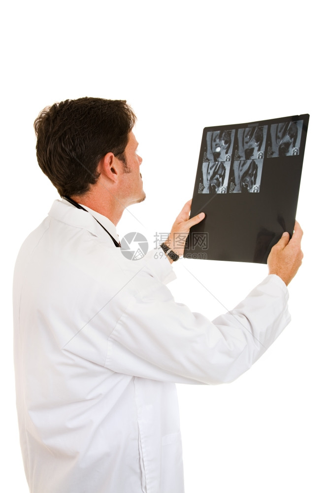 阅读病人核磁共振结果的医生近视图片