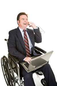 残疾商人带着电脑坐在轮椅上打个愉快的电话图片